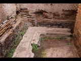 04040 ostia - regio i - insula vi - caseggiato del balcone a mensole (i,vi,2) - via della fortuna - raum li der treppe - latrine - 09-2023.jpg